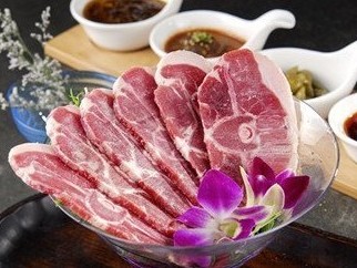 刷招商银行信用卡，享和润海鲜豆捞满300元立减100元优惠